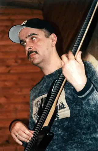 Алексей Плещунов играет на бас гитаре